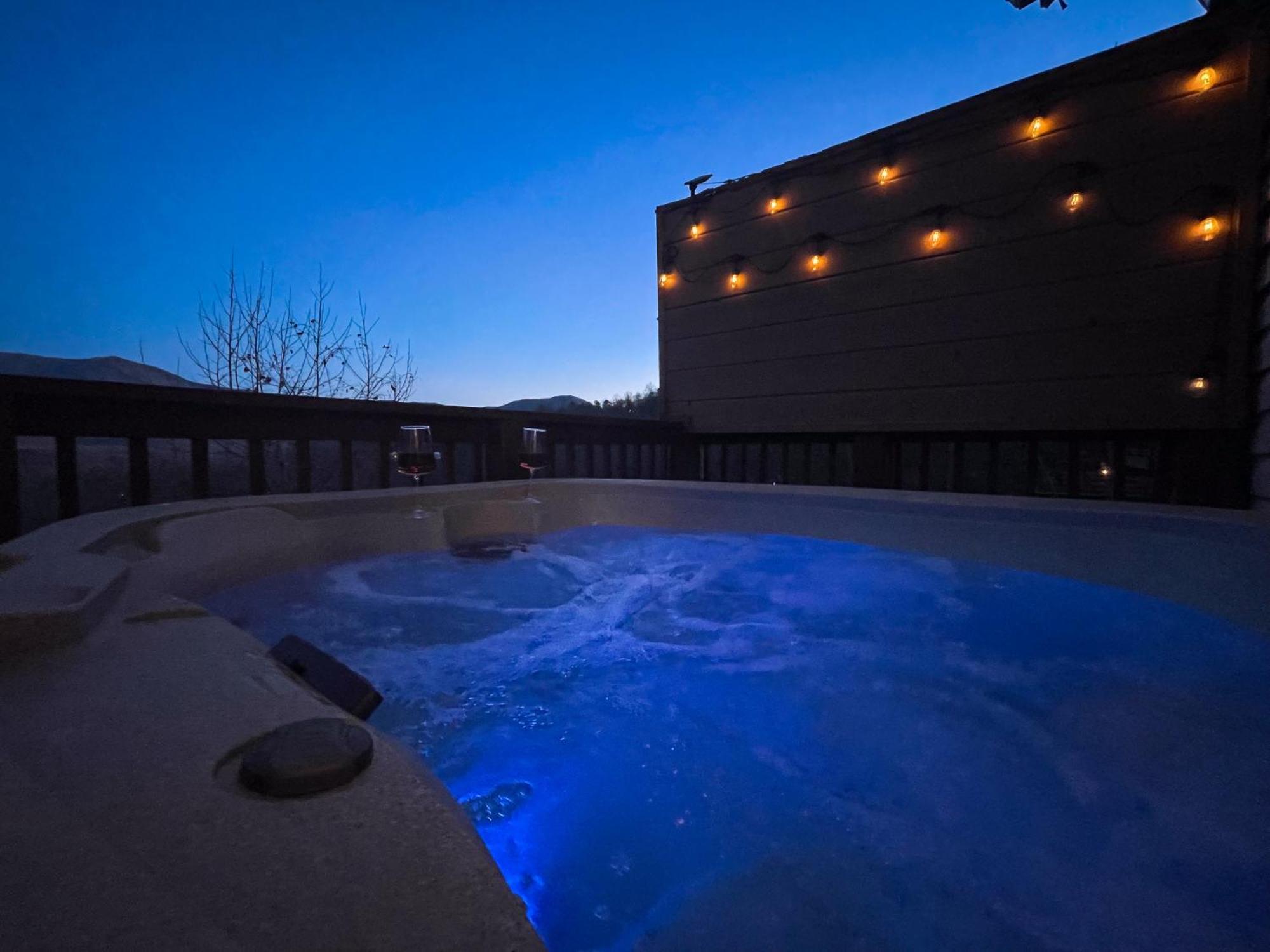 Heavenly View - Bear Themed Cabin, Hottub, Dog-Friendly, Near Гатлинбург Экстерьер фото